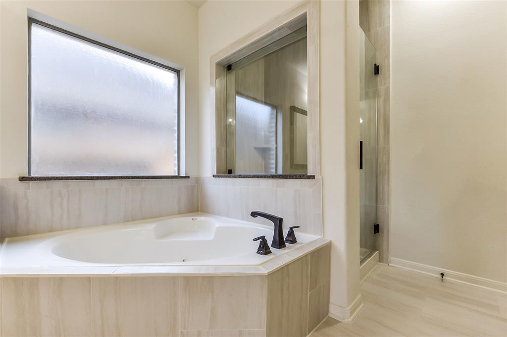 5409 Aroma Knoll Lane, Rosharon, Texas image 16