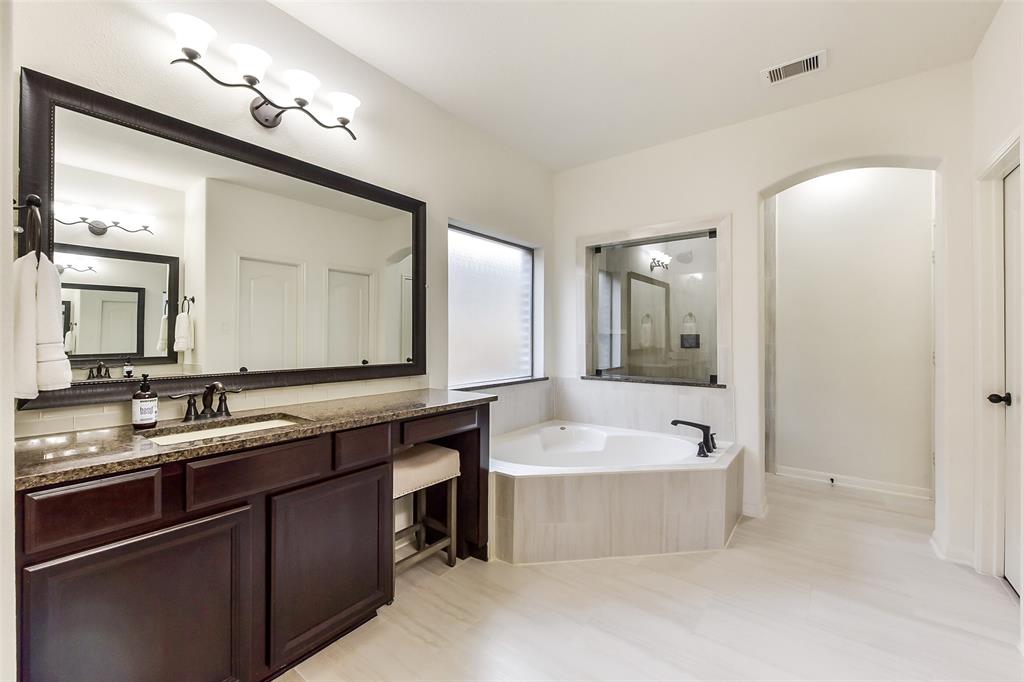 5409 Aroma Knoll Lane, Rosharon, Texas image 15