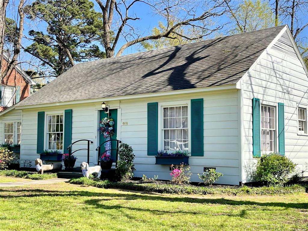 919 E Houston Avenue, Crockett, Texas image 1