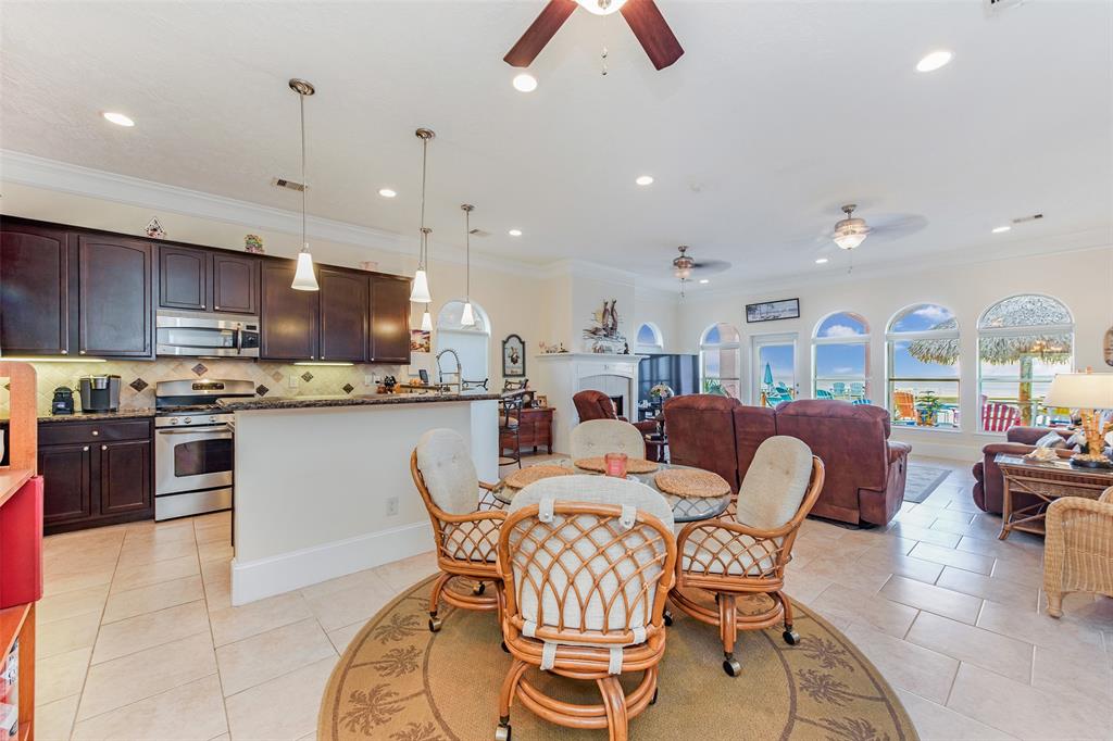 2662 E Bayshore Drive, Dickinson, Texas image 12