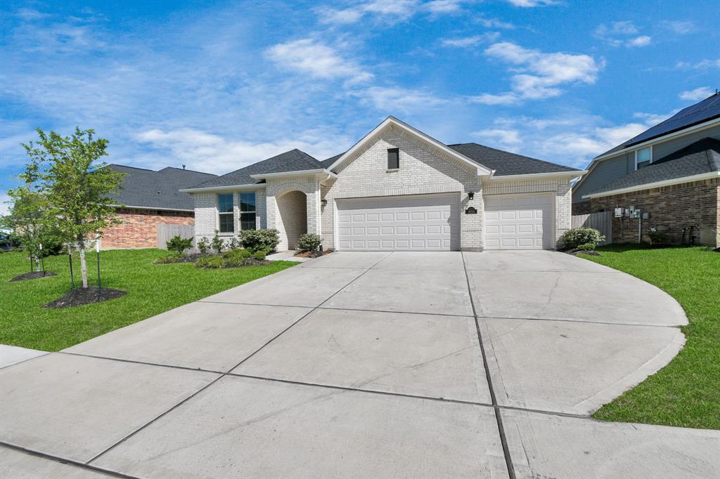 8034 Royal Palm Drive, Fulshear, Texas image 1
