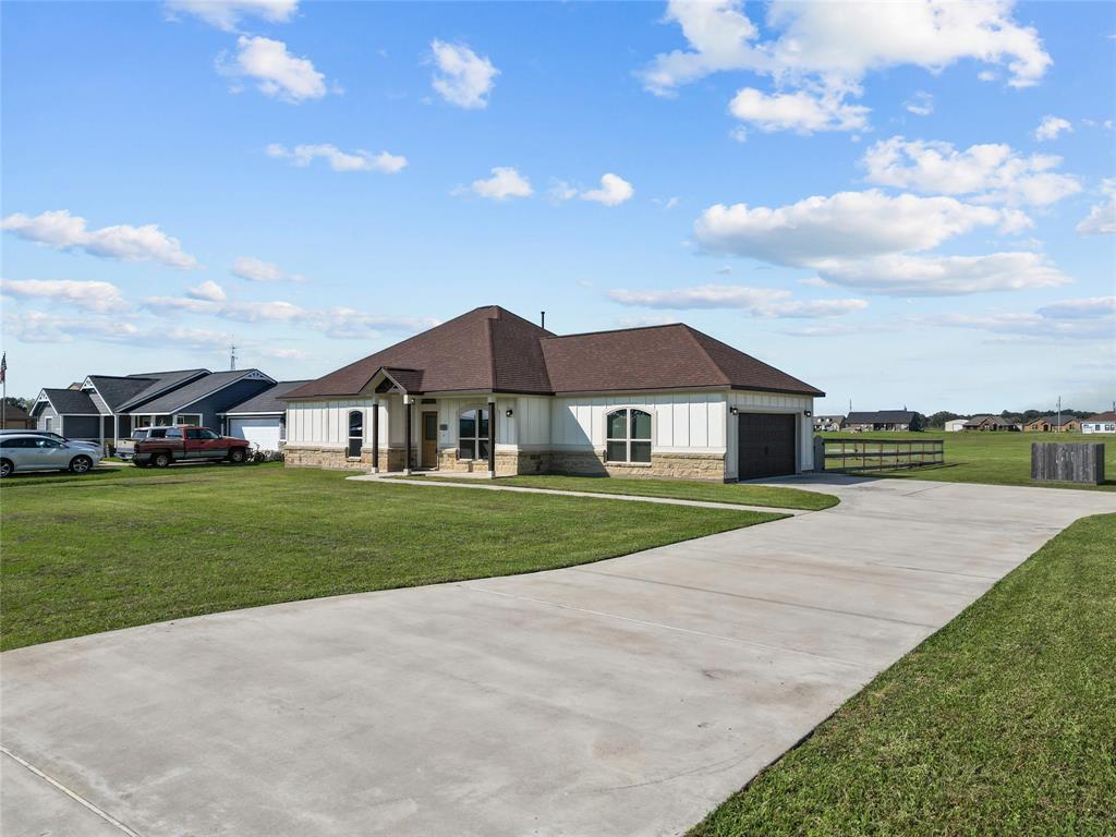 908 Longhorn Trail, Angleton, Texas image 1