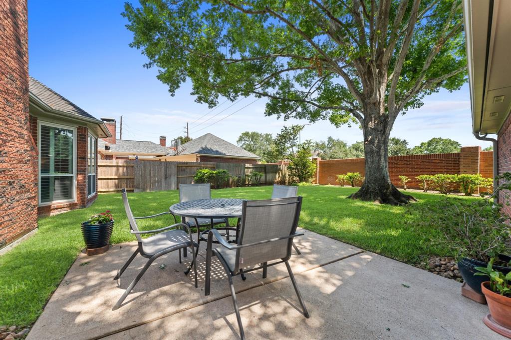 5418 Brook Bend Drive, Sugar Land, Texas image 29