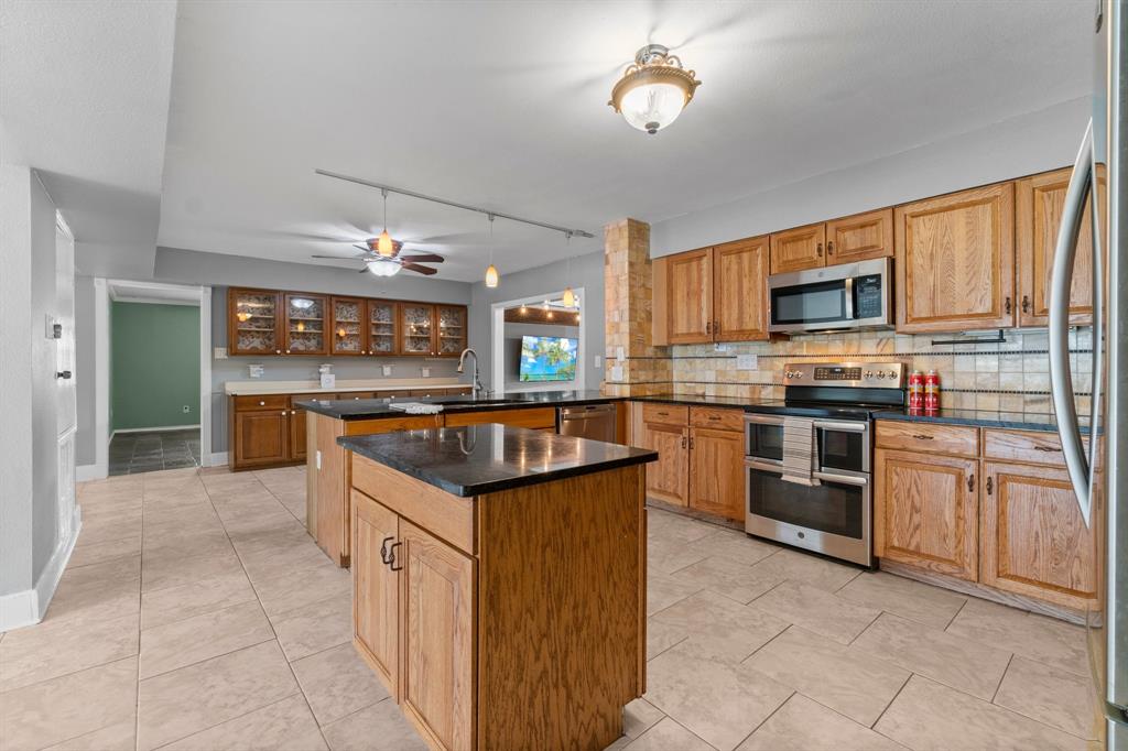 15 W Lake Forest Court, Conroe, Texas image 9