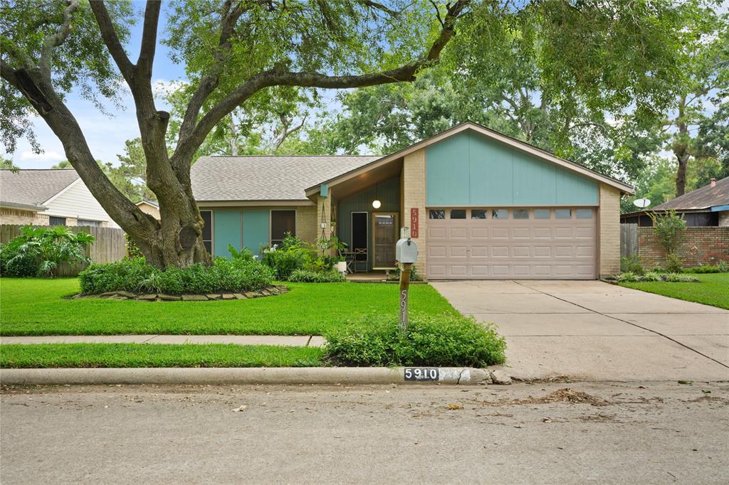 5910 Heather Street, League City, Texas image 1