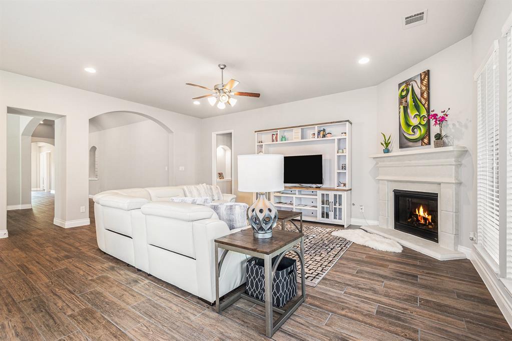 203 Painted Trillium Drive, Conroe, Texas image 5