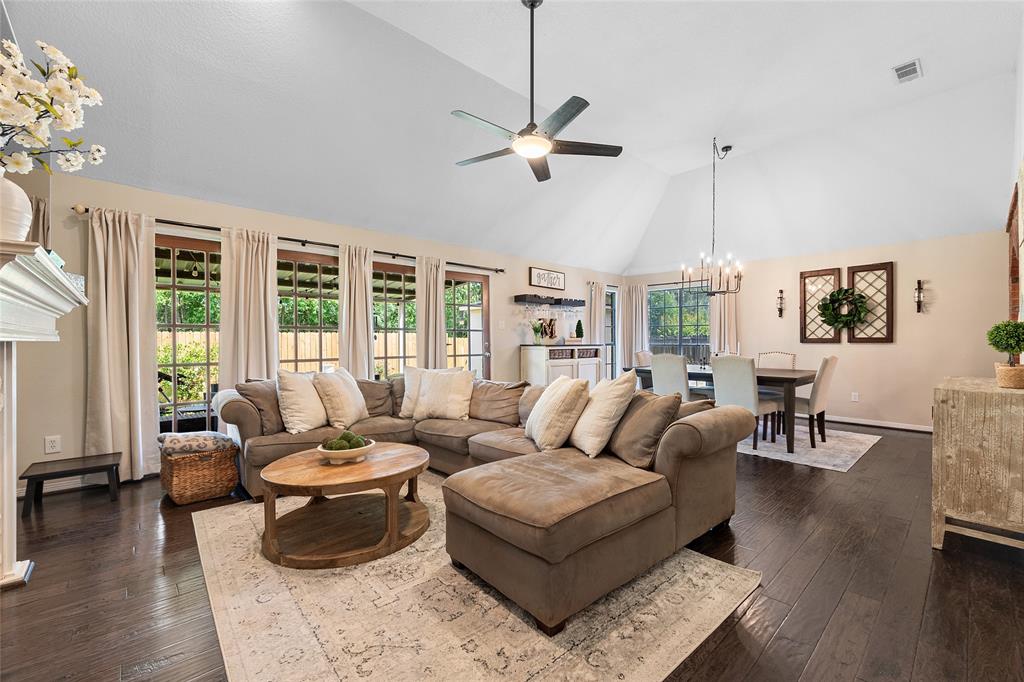 2403 S Mission Circle, Friendswood, Texas image 2