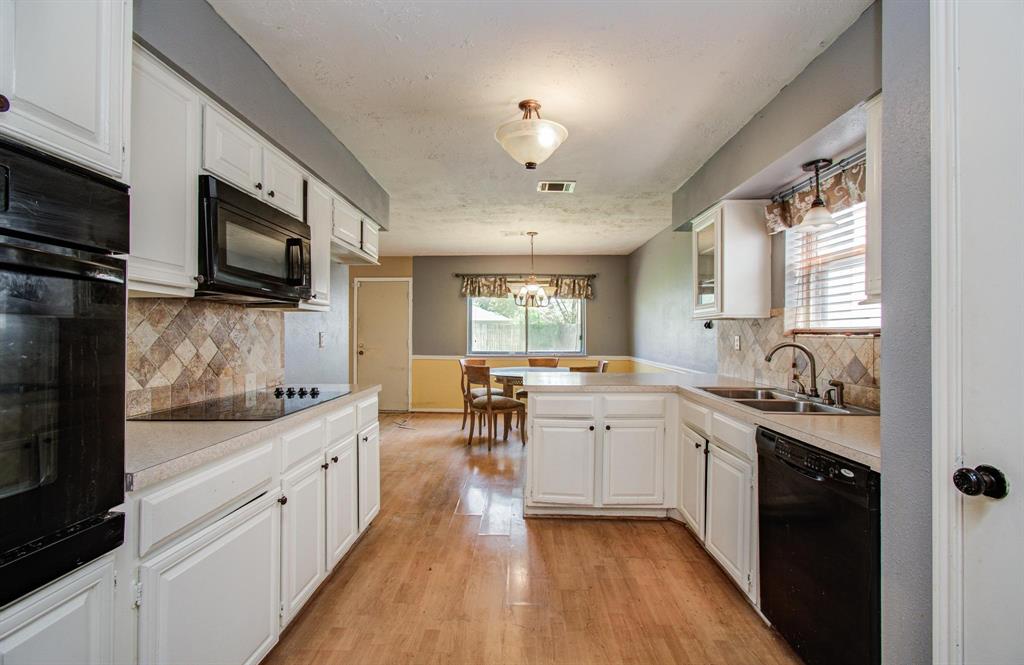 7018 Roberson Road, Missouri City, Texas image 17