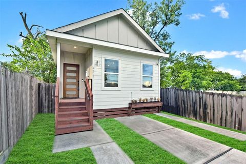 Photo of 411 E 37th Street, Houston, TX 77018 (MLS # 43400859)