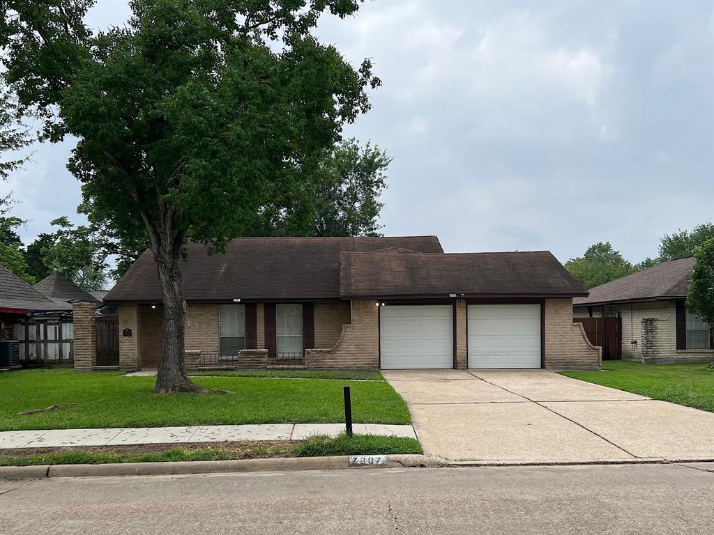 7307 Sawmill Trail, Houston, Texas image 1