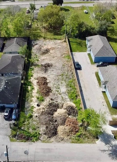 Photo of 5130 Mallow Street, Houston, TX 77033 (MLS # 21657039) Photo of 5130 Mallow Street, Houston, TX 77033 (MLS # 21657039)