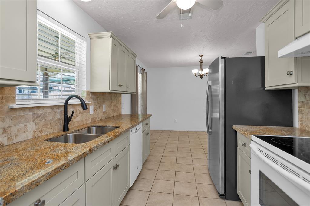 814 Whipporwill Road, Conroe, Texas image 15