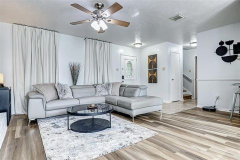 Photo of 92 N Deerfoot Circle, The Woodlands, TX 77380 (MLS # 21929679) Photo of 92 N Deerfoot Circle, The Woodlands, TX 77380 (MLS # 21929679)
