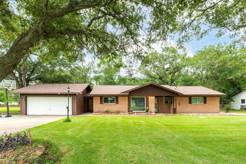 6915 Oak Bend Drive, Alvin, Texas image 1
