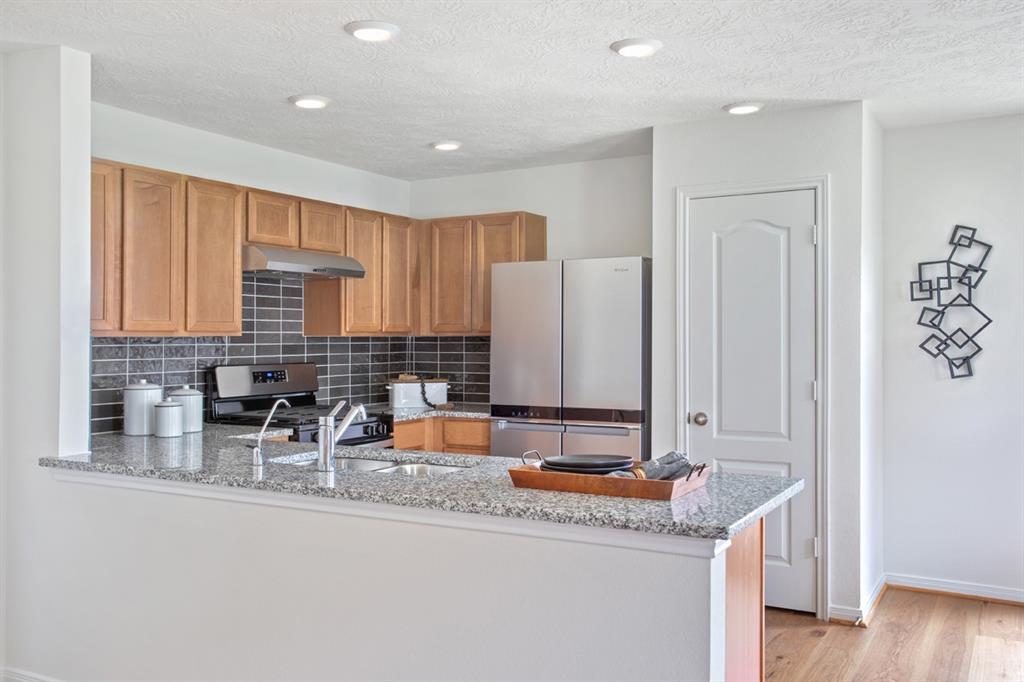 661 Imperial Loop, Alvin, Texas image 3