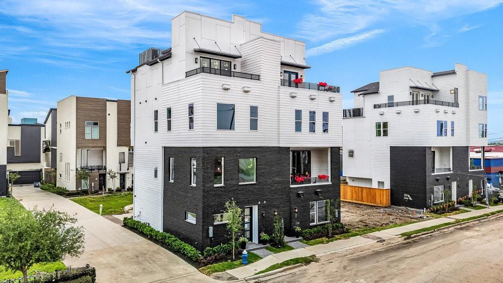 3 N St Charles St E Street, Houston, Texas image 2