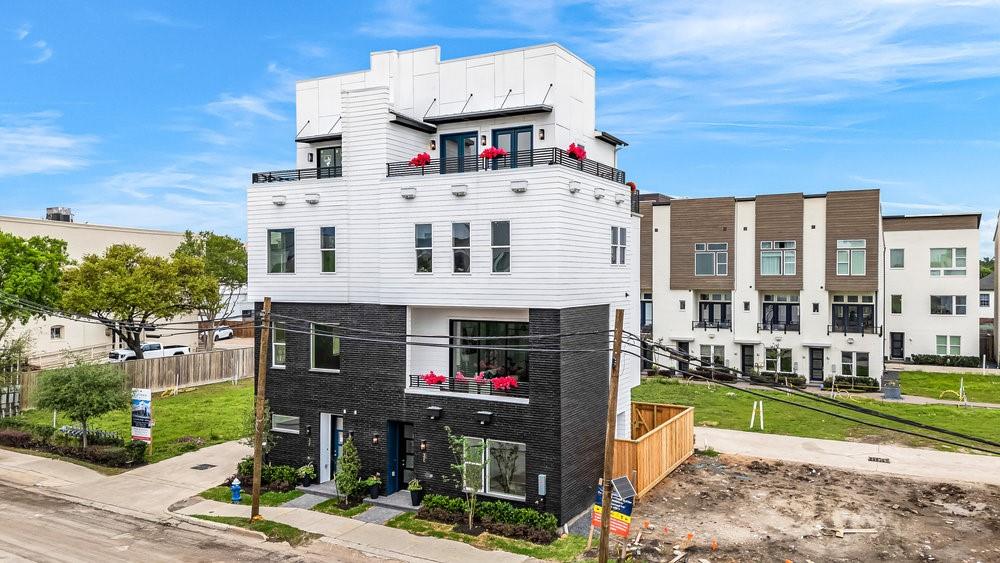 3 N St Charles St E Street, Houston, Texas image 3