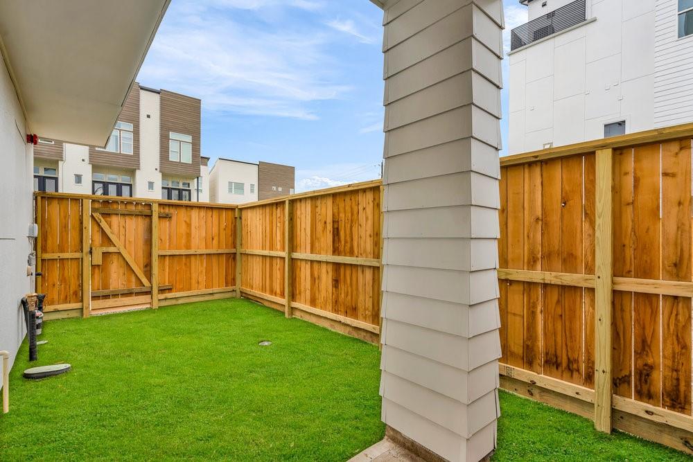 3 N St Charles St E Street, Houston, Texas image 7