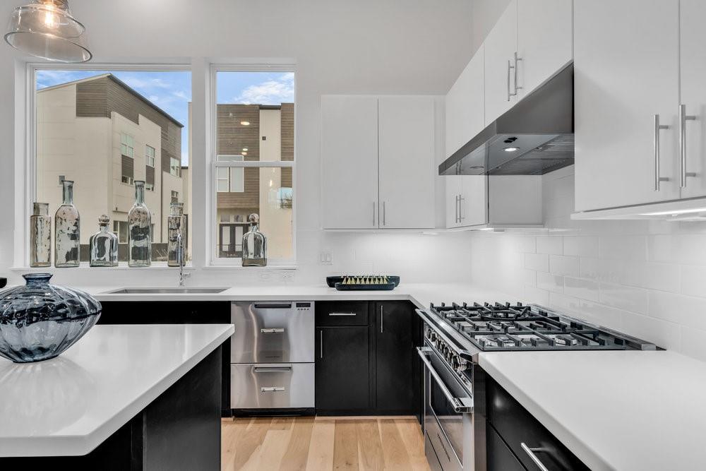 3 N St Charles St E Street, Houston, Texas image 10