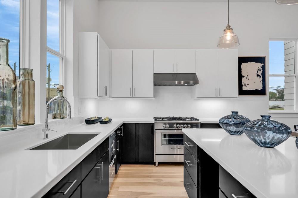 3 N St Charles St E Street, Houston, Texas image 9