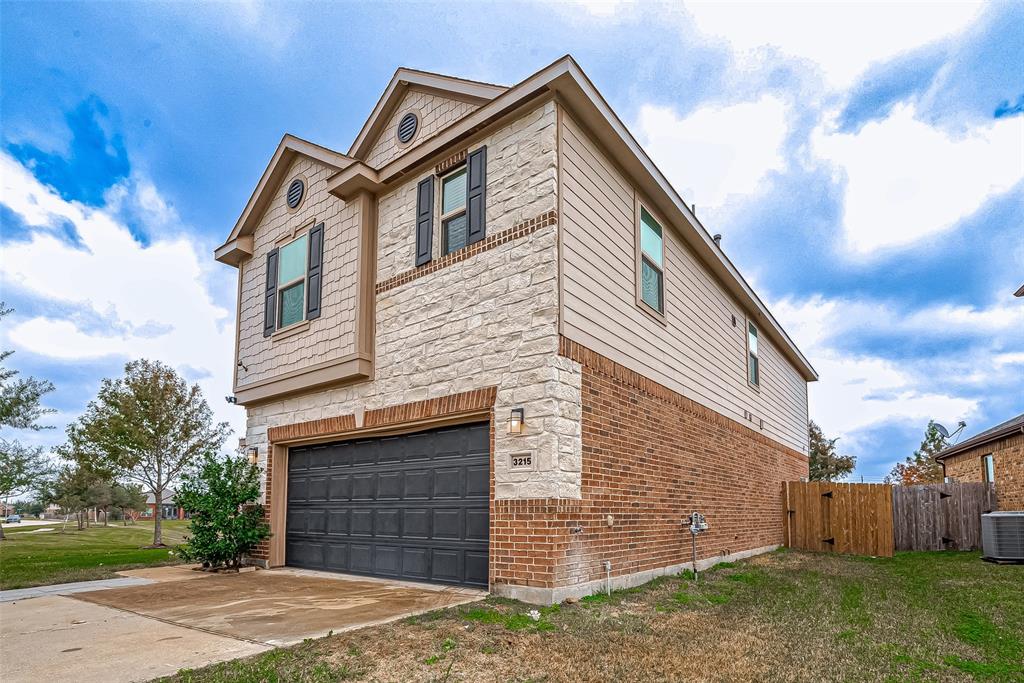 3215 Laurel Bend Lane, Pearland, Texas image 2