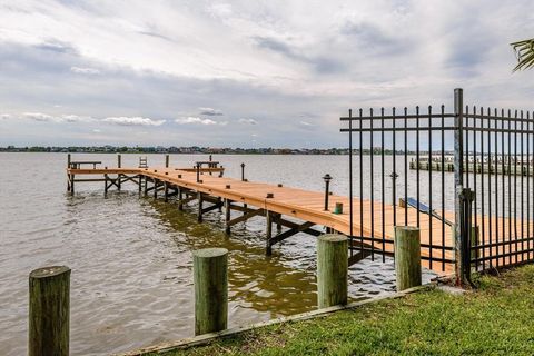 A home in El Lago