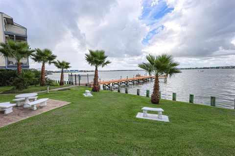 A home in El Lago