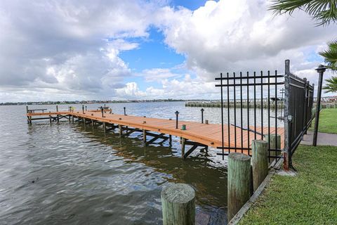 A home in El Lago