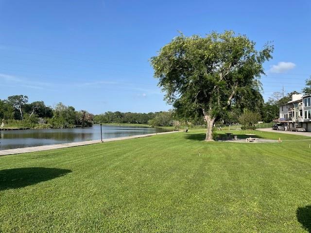 2116 Casa Rio Circle, Dickinson, Texas image 16