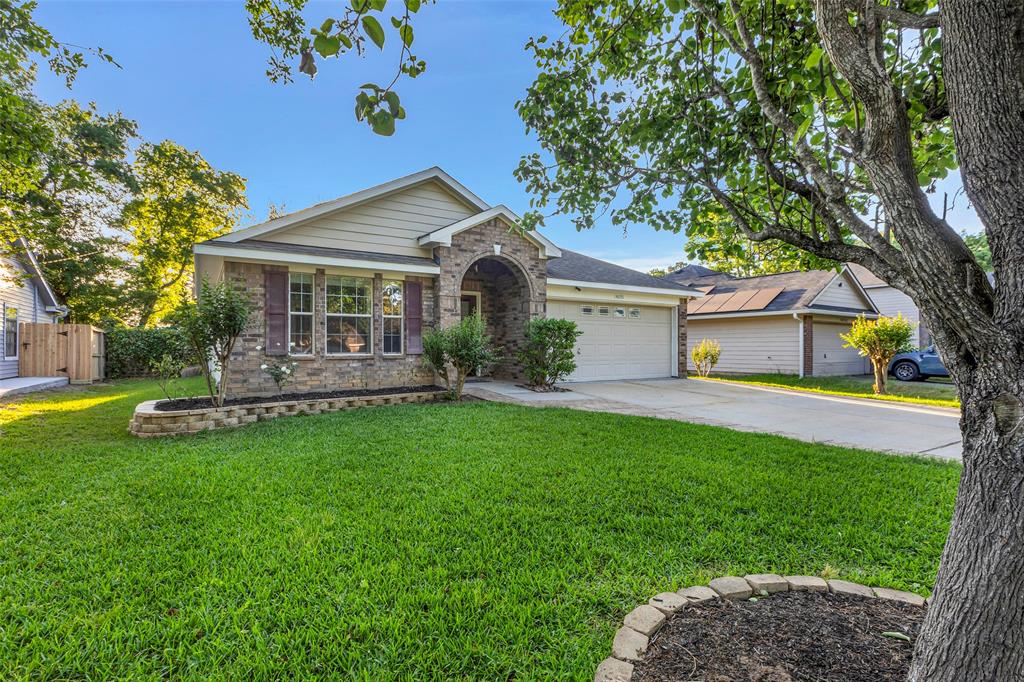 14033 Broken Arrow Drive, Willis, Texas image 1