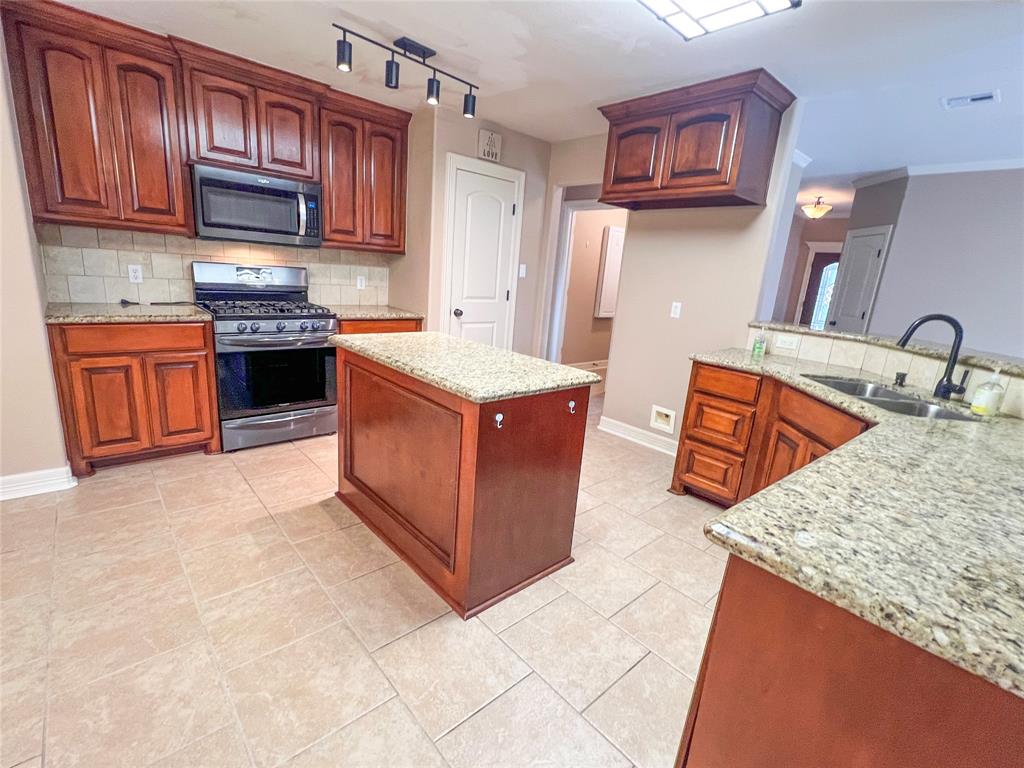 110 Hummingbird Court, Richwood, Texas image 6