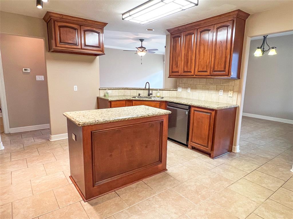 110 Hummingbird Court, Richwood, Texas image 4