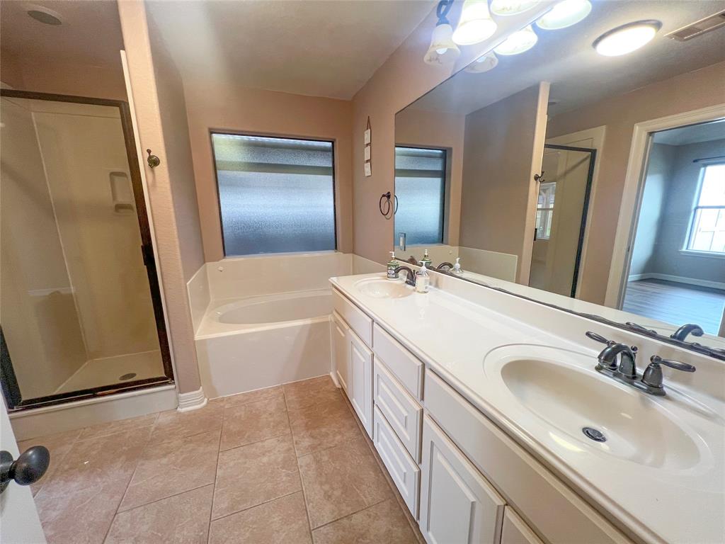 110 Hummingbird Court, Richwood, Texas image 12
