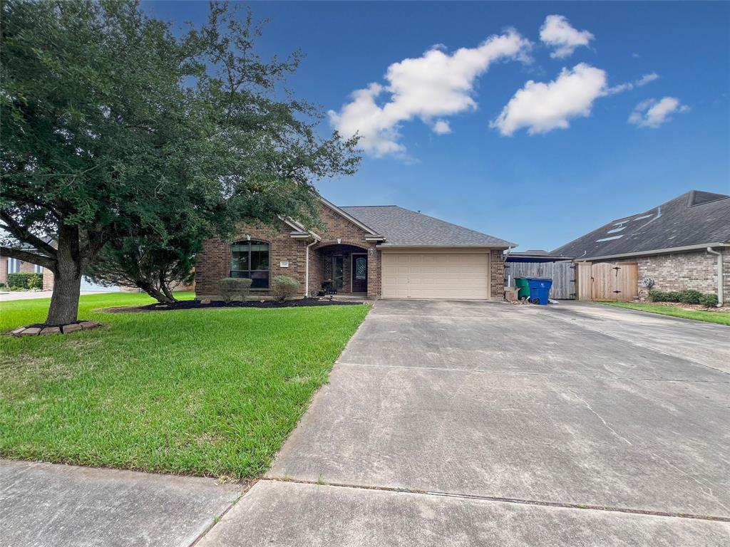 110 Hummingbird Court, Richwood, Texas image 1