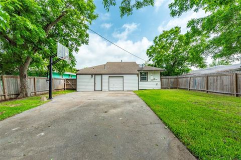 Single Family Residence in Texas City TX 625 13th Avenue 17.jpg