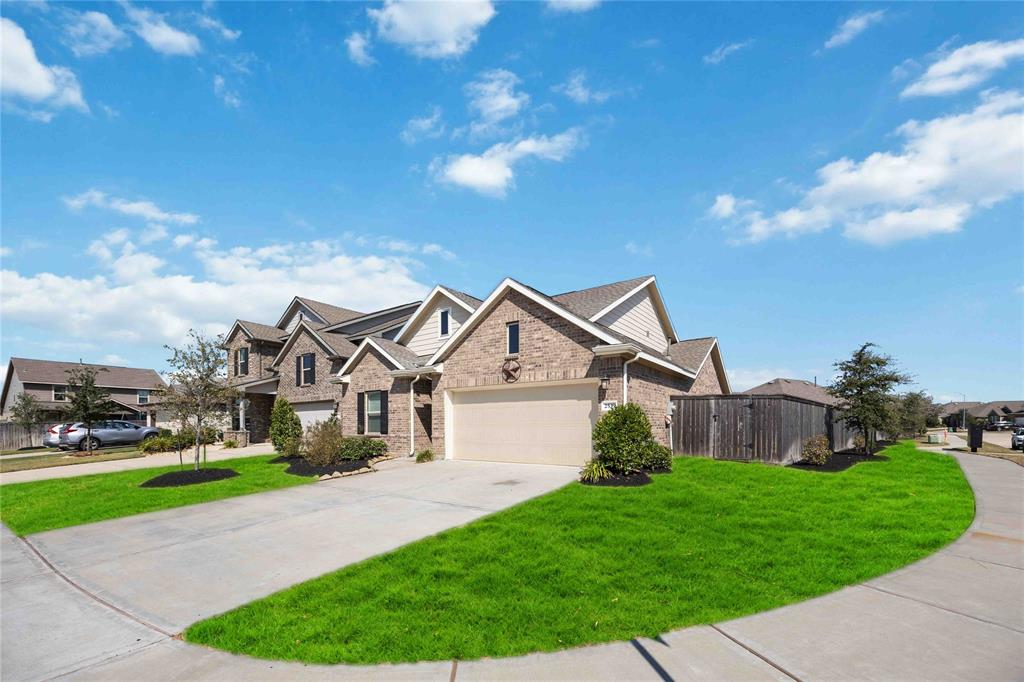2539 Blazing Star Drive, Brookshire, Texas image 1