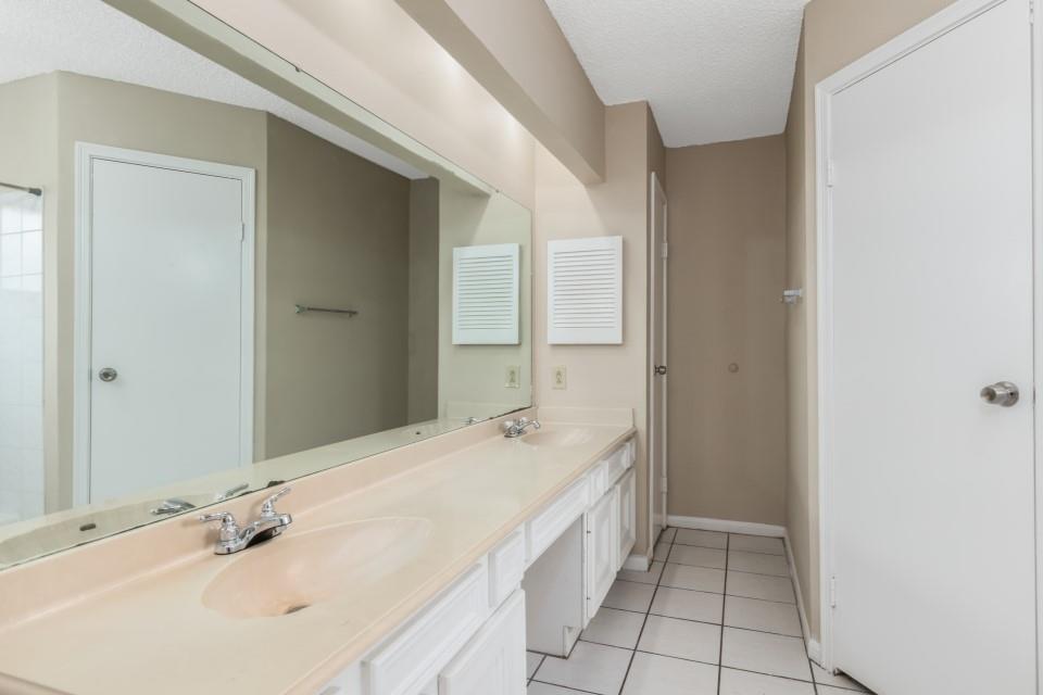 8031 Barnhill Drive, Humble, Texas image 8