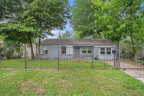 Single Family Residence in Houston TX 9414 Rosehaven Drive.jpg