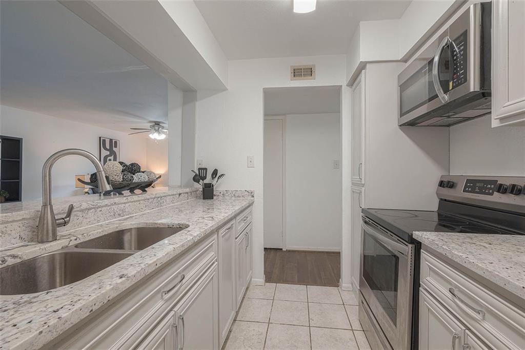 3025 Walnut Bend Lane 32