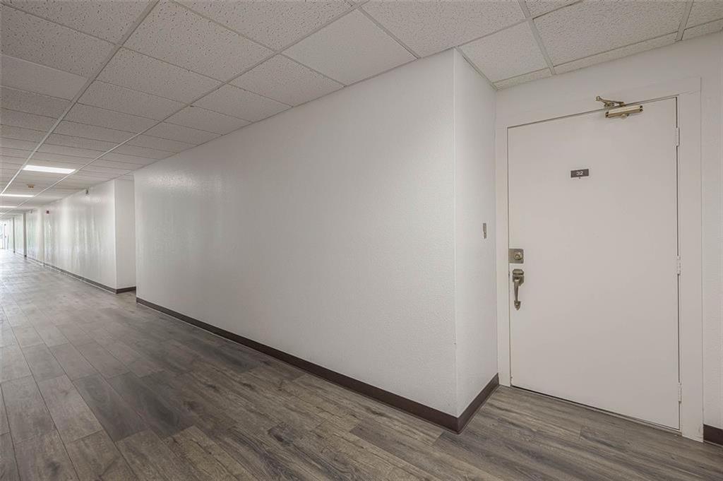 3025 Walnut Bend Lane 32