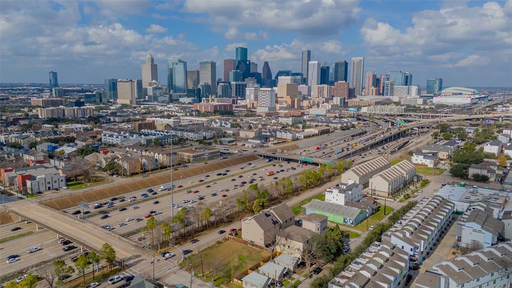 Houston, Texas 77004, United States, 3 Bedrooms Bedrooms, ,4 BathroomsBathrooms,Residential,Pending,132605