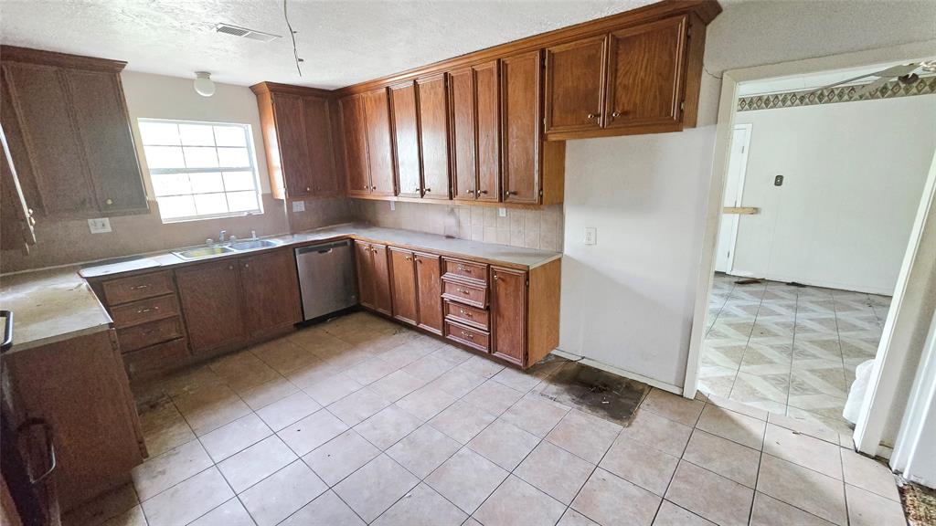 5942 Ridgeway Drive, Houston, Texas image 12