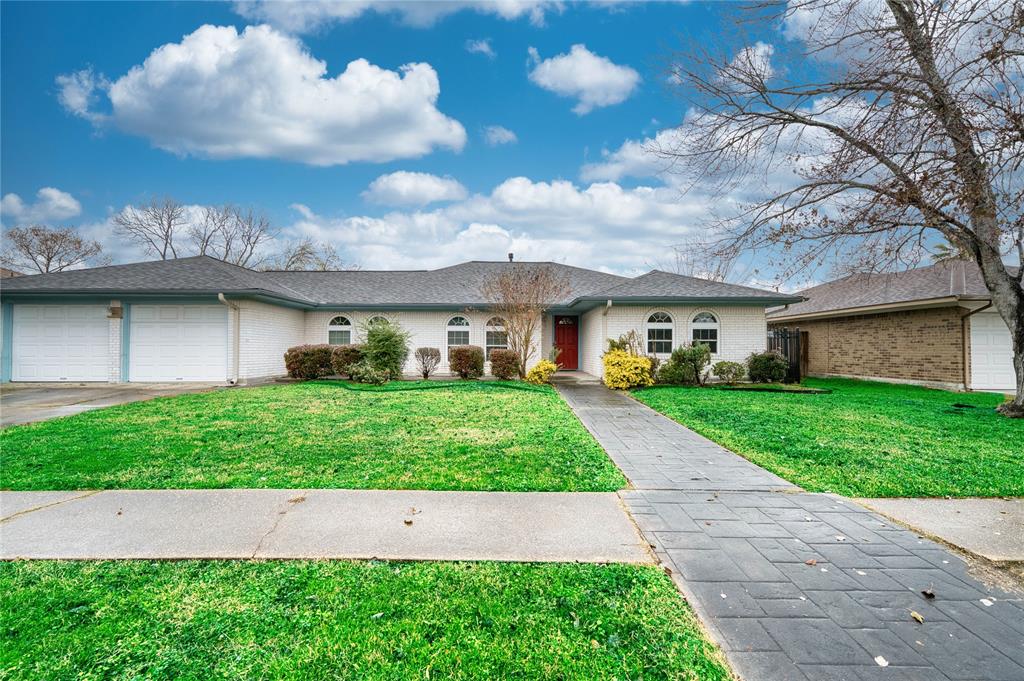 900 Birdsong Drive, Baytown, Ohio image 2