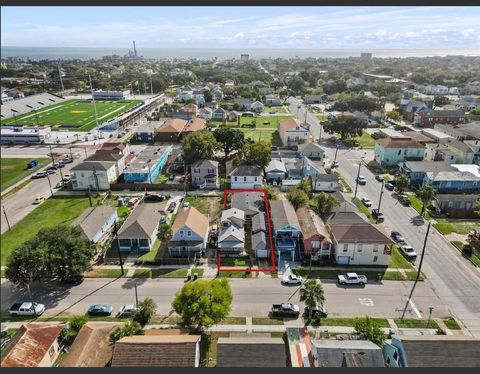 Single Family Residence in Galveston TX 2819 Avenue L 1.jpg