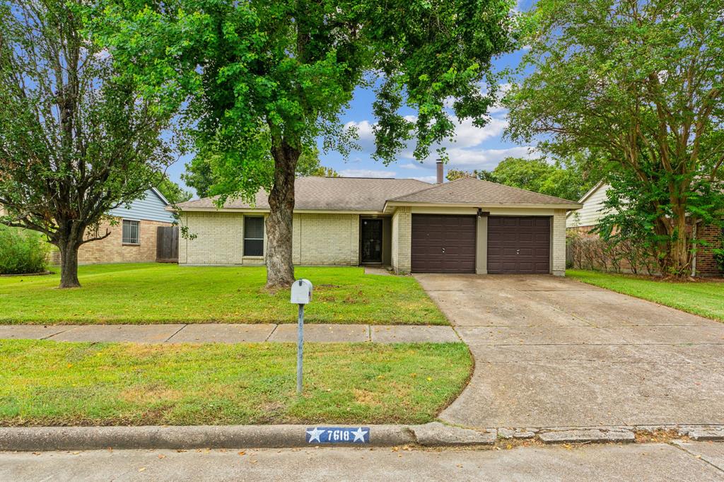 7618 Breda Drive, Baytown, Texas image 2