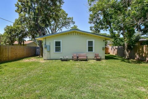 Single Family Residence in Lake Jackson TX 415 Winding Way Street 26.jpg
