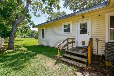 Single Family Residence in Lake Jackson TX 415 Winding Way Street 24.jpg