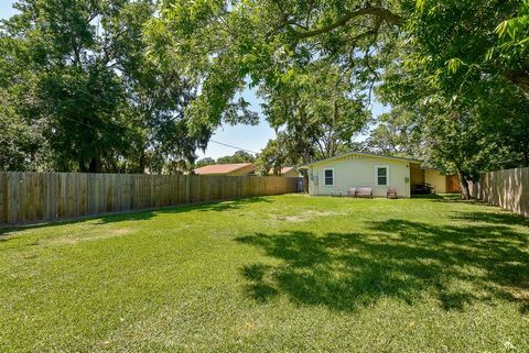 Single Family Residence in Lake Jackson TX 415 Winding Way Street 28.jpg