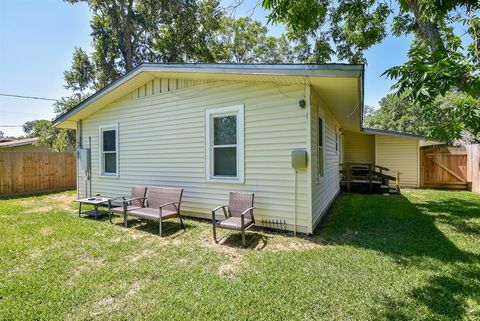 Single Family Residence in Lake Jackson TX 415 Winding Way Street 27.jpg