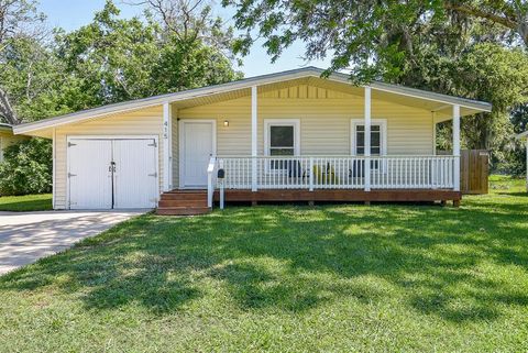 Single Family Residence in Lake Jackson TX 415 Winding Way Street 1.jpg